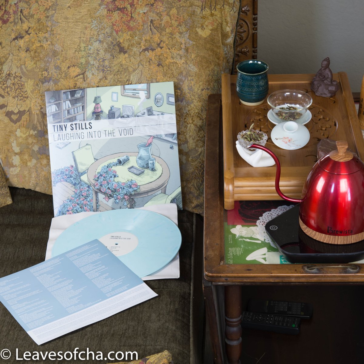 leavesofcha's tweet image. Tiny Stills deep listening tea party time!!! Can't wait to give a first listen to this beautiful vinyl. Tea and music make a great combo. ~~~ #tinystills #la #music #DrinkWithMe #ProvenanceMatters #yogiTeamonger #vinyl #tea #songwriter #MusicAndTea #teaware