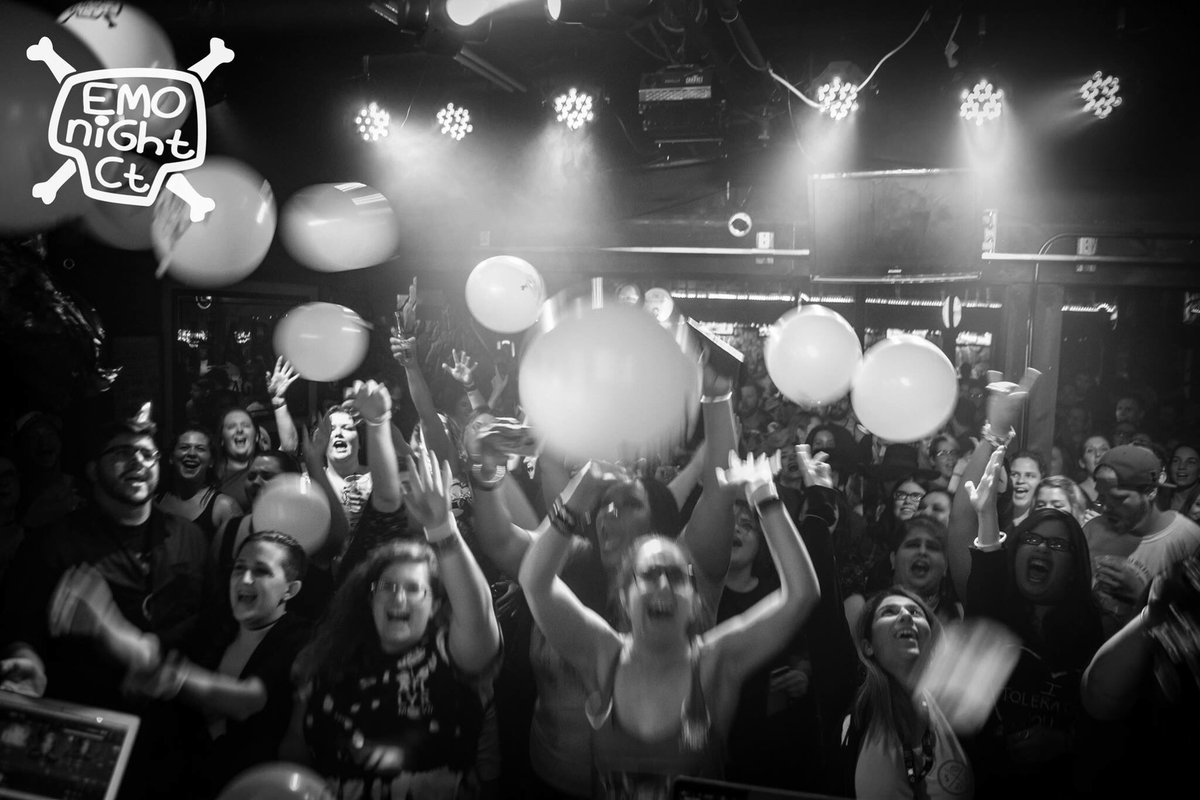 emonightct's tweet image. The summer is so close we can taste it! We can wait to scream our lungs out with you at #TheShowsOfSummer 🤘🙌🖤