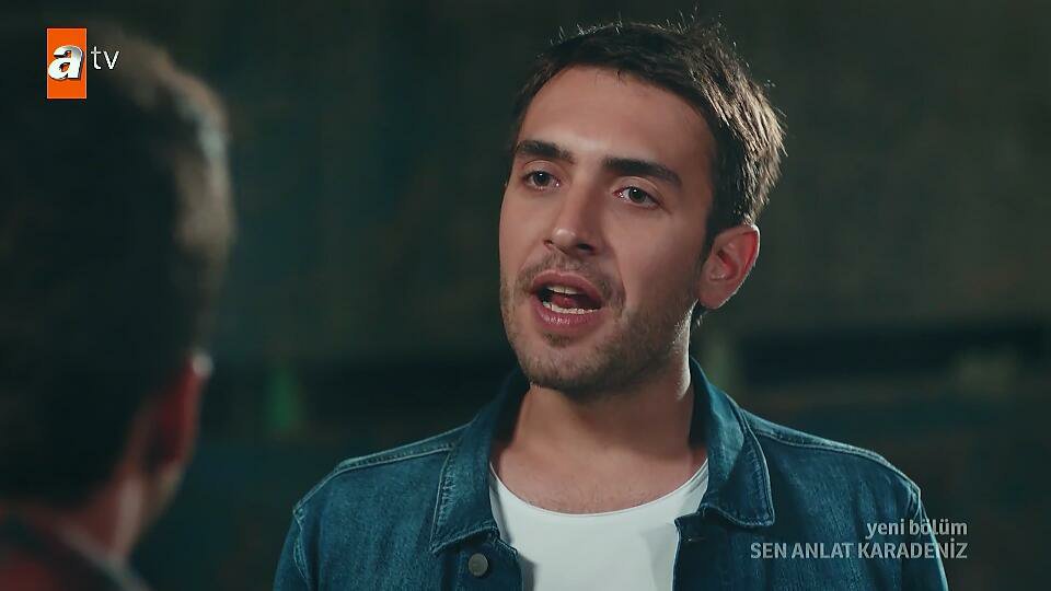 Bir konuda ortak bir paydada buluşmaları zaman alıyor ama Ali her daim sonunda Tahir'e teslim oluyor. Tahir'in çekim gücünü izlediniz. :) #SenAnlatKaradeniz #HemDertHemDerman