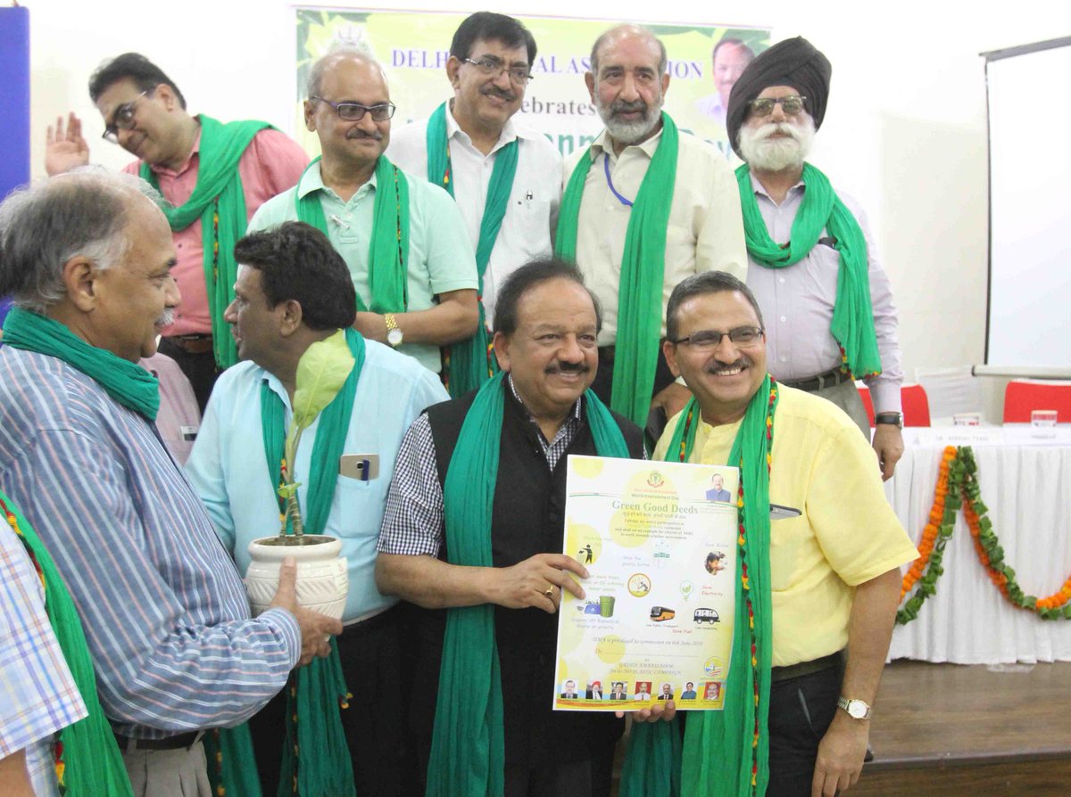 drharshvardhan's tweet photo. #DMA formed a task force to launch a #NoPlastic campaign. Released a poster on #GreenGoodDeeds, to mark the #WED2018. I administered an #EnvironmentalPledge to the assembly of doctors to work for a pollution-free environment. @moefcc, @WEDIndia2018 https://t.co/hmf47cKyzf