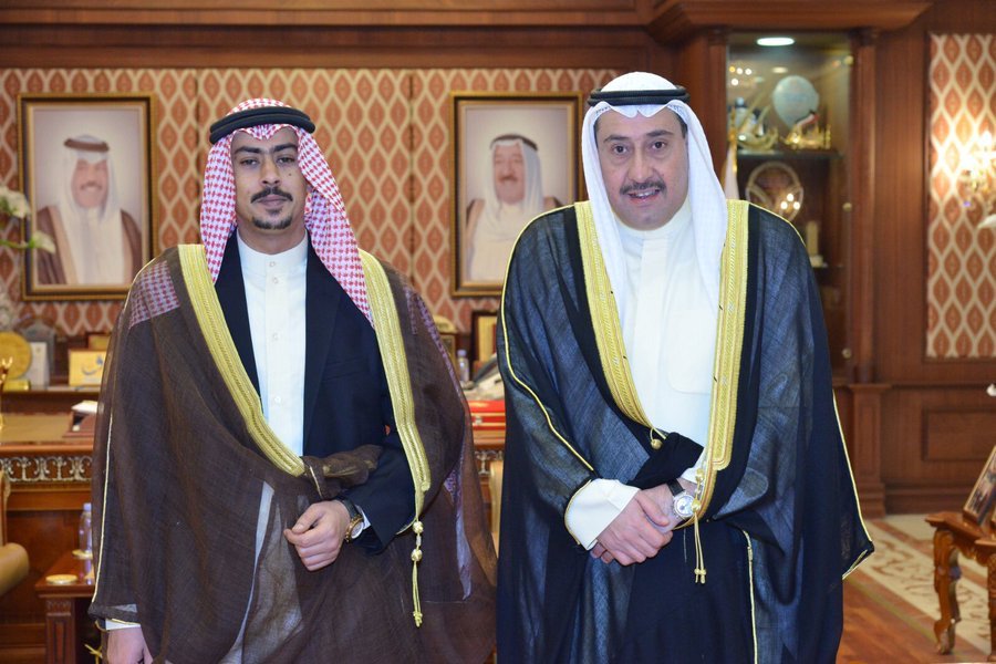 الشيخ فيصل الحمود استقبل شيخ قبيلة البدور حسام فهد الشرشاب في إطار زيارة ودية تناول اللقاء الأحاديث الودية والأخوية ورحب الحمود بالشرشاب متمنيا له التوفيق ومن جهته تقدم الشرشاب بالشكر على حسن الترحيب والحفاوة البالغة مشيدا بجهوده وحرصه الدائم على التواصل مع الجميع.