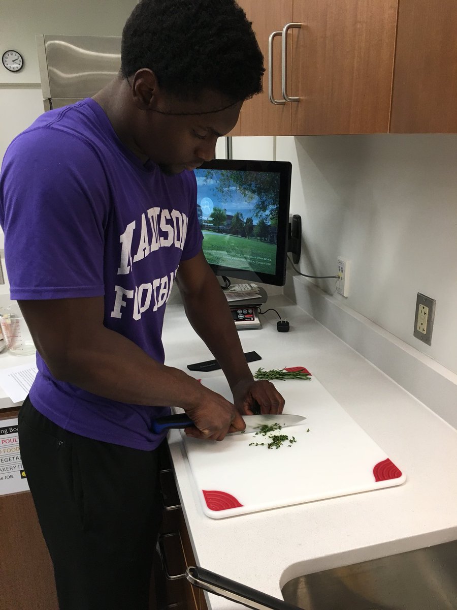 JMUDukesLead's tweet photo. We are in the kitchen today with @FuelingJMUDukes, @JMUFootball and @JMUFieldHockey! #lifeskills https://t.co/ueif6f5Dt1