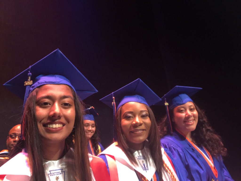 AlanStraussbcps's tweet photo. Hollywood Hills HS Graduation Class of 2018!!! @BCPSChiefOSPA @Ramirez0505 @RobertwRuncie #BCPSGrads #SpartanPride https://t.co/P0NAaSRGuf