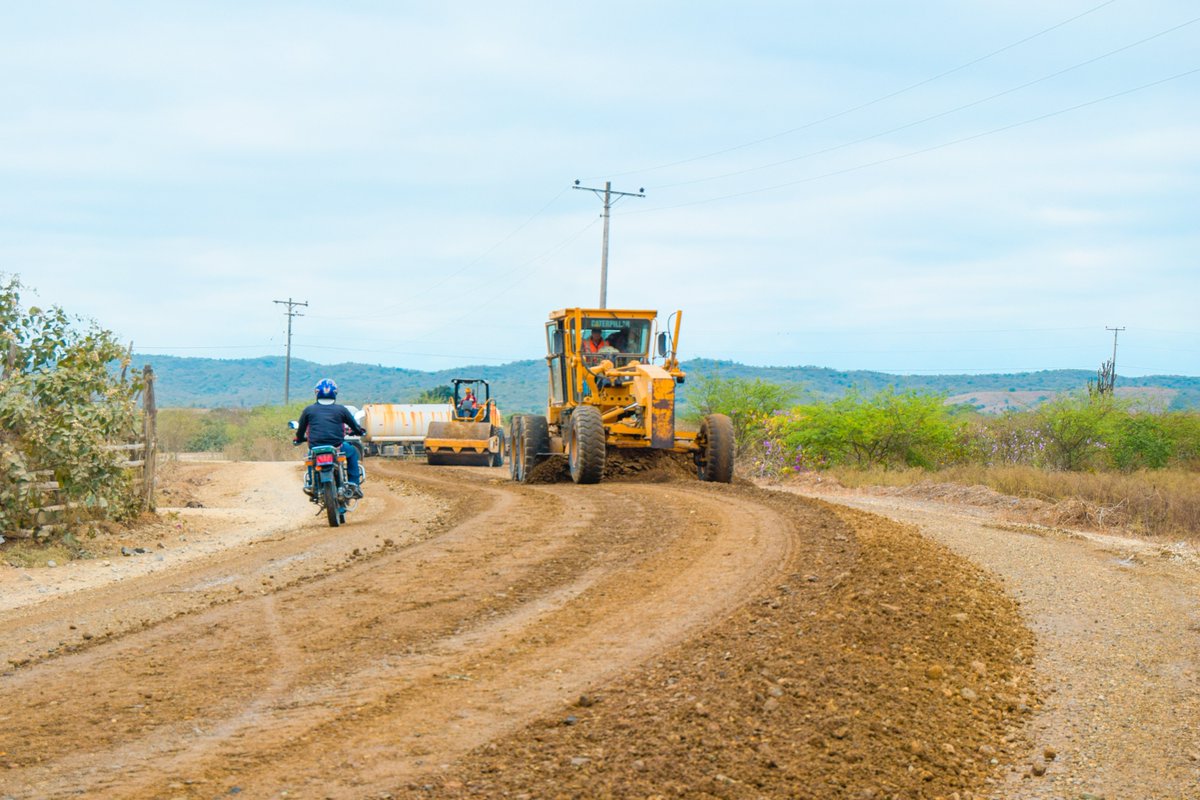 P_Cisneros's tweet photo. Los tramos viales que comprenden el barrio 12 de Octubre (Manantial de  Guangala) - Cerezal Bellavista, y Guangala - San Vicente están siendo  intervenidos, las tareas comprenden la remoción, hidratación y compactación de terreno q mejorará el tránsito vehicular y peatonal https://t.co/jg8QkWCQcu