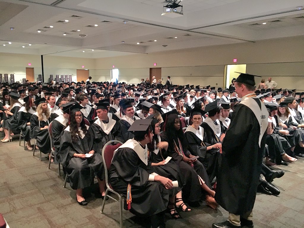 RHHSHawks's tweet photo. The Class of 2018 is ready. https://t.co/tUkbjR6kIF