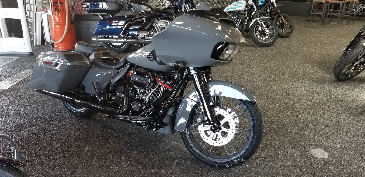 ColinBJackson's tweet photo. Look what just rolled in. 2018 #harleydavidson  Road Glide CVO.  Love the color of this one. https://t.co/8BQqVFedNE