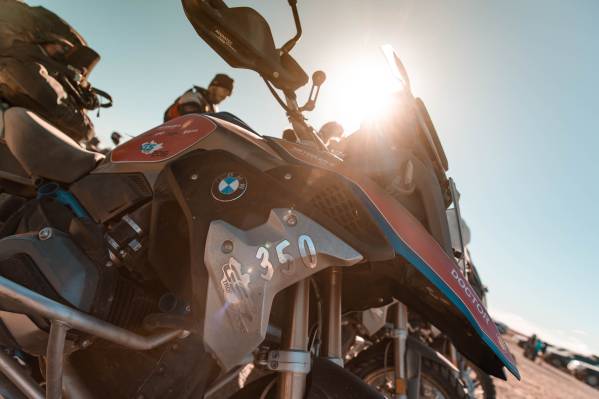 BMWMotorrad_Mx's tweet photo. Un día más de aventura a través del imponente desierto de Gobi en Mongolia. En esta ocasión los pilotos tuvieron retos particularmente demandantes. Nos encontramos justo en un punto medio de esta competencia. Sigue la historia en https://t.co/BXOT5ozphT
#gstrophy #spiritofgs https://t.co/Y8qZc3GeS3