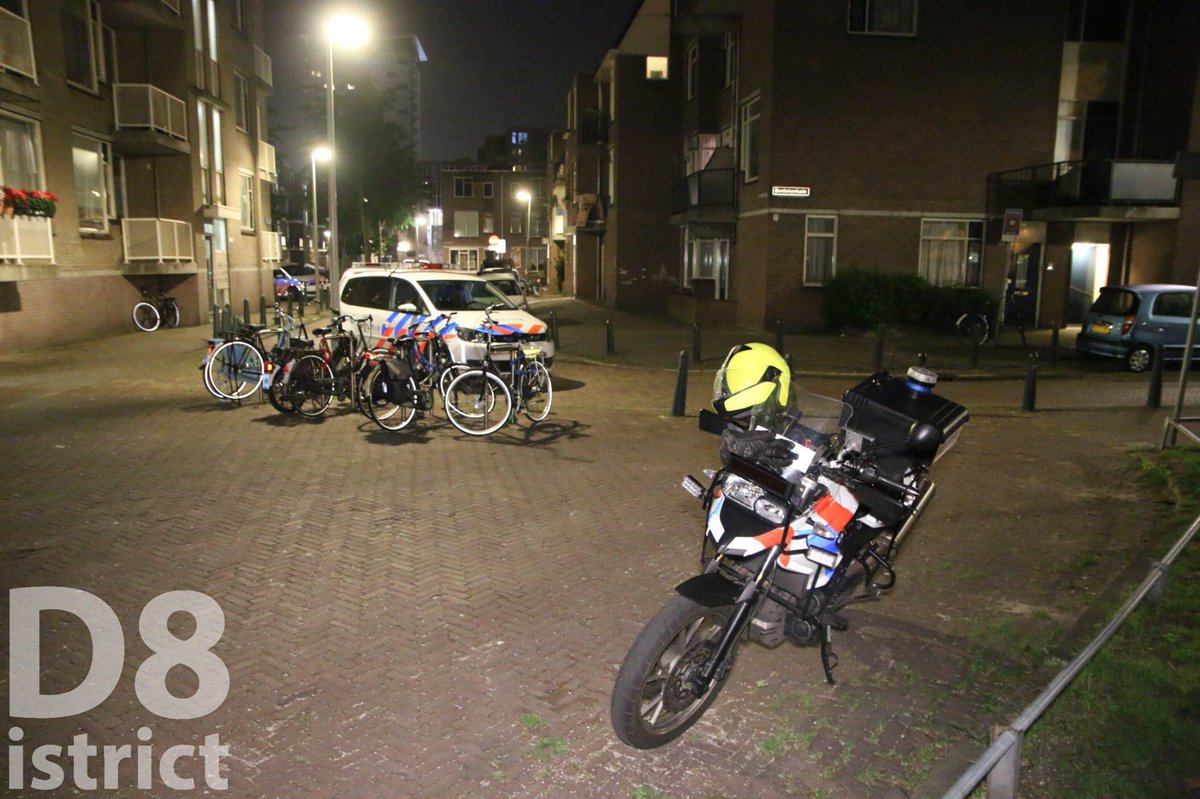 RedactieD8's tweet image. Mogelijk #schietincident op de #Bontekoekade in #DenHaag. De politie is ter plaatse en doet onderzoek, voor zover bekend geen gewonden.