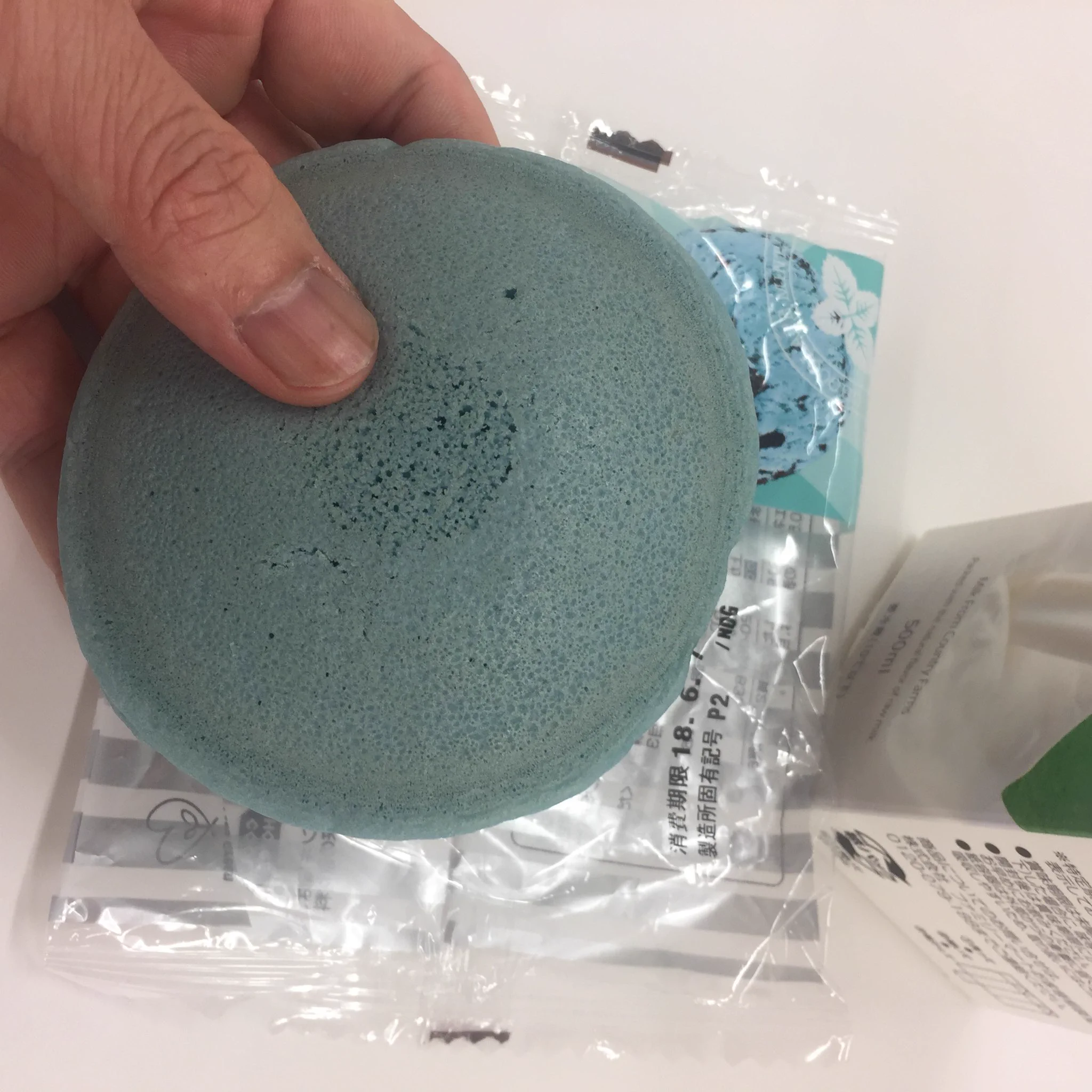 色合いのせいで損してない？wwファミマのチョコミントパンケーキが色のせいで損してるww