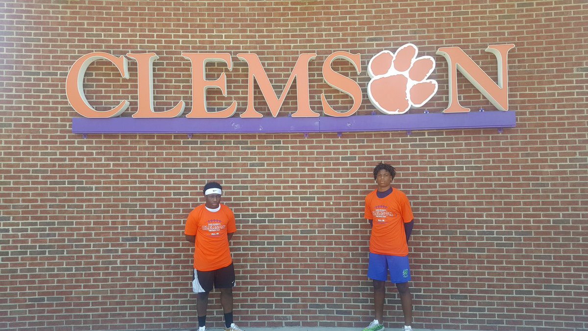 mics_football's tweet image. 2020 Elijah Burris @Elijah_Burris_5 and 2021 ATH Gabe Stephens @gastephens05 at Clemson camp today. #RaptorPride