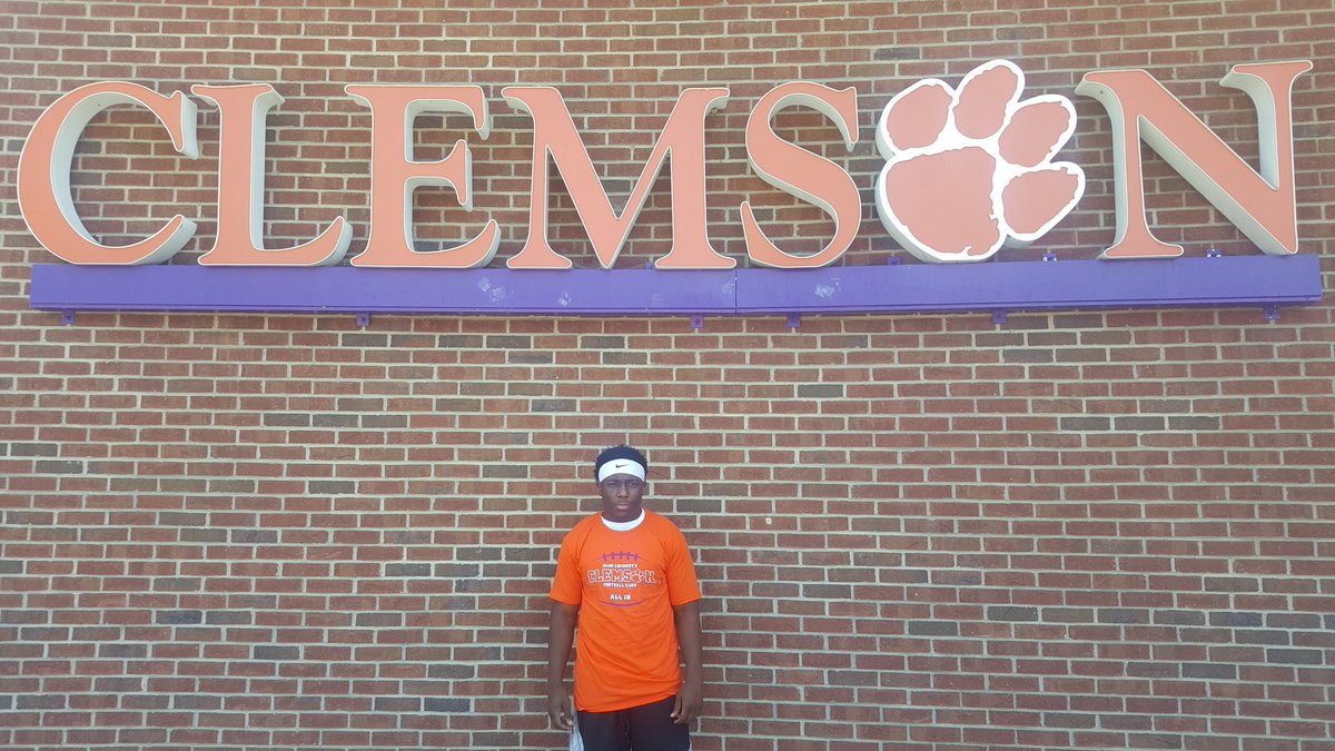 mics_football's tweet image. 2020 Elijah Burris @Elijah_Burris_5 and 2021 ATH Gabe Stephens @gastephens05 at Clemson camp today. #RaptorPride