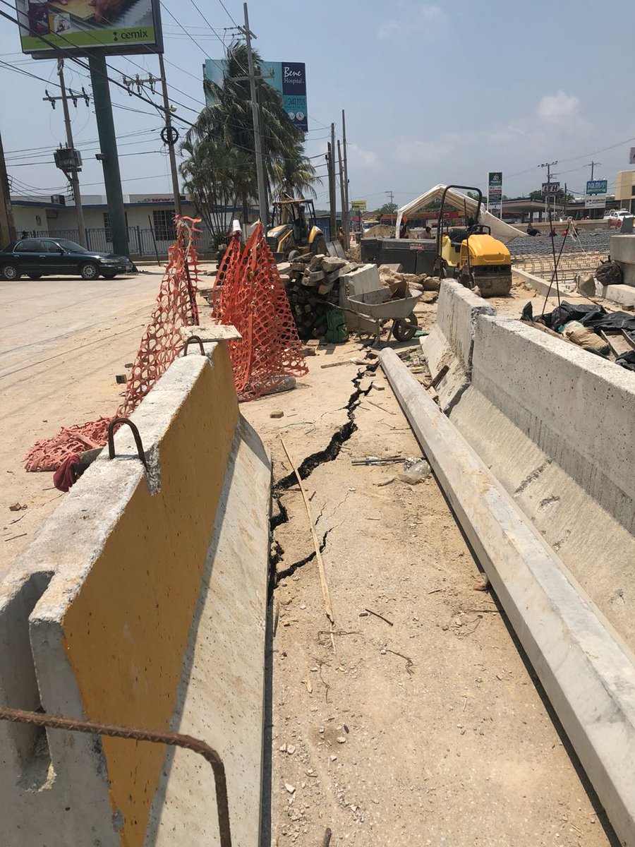 DeCiviles's tweet photo. Paso Deprimido entrada a Calzada San Pedro #Tampico. Serias fallas presenta la obra a un mes de su tentativa apertura. https://t.co/9f3doAl1KA