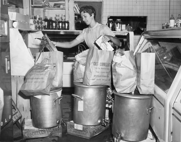 thiswascle's tweet photo. Euclid Fish Company packs clam bake kits in 1956 #ThisWasCLE from @Cleve_Memory https://t.co/w68hja0I2U https://t.co/89oIj2bVHl
