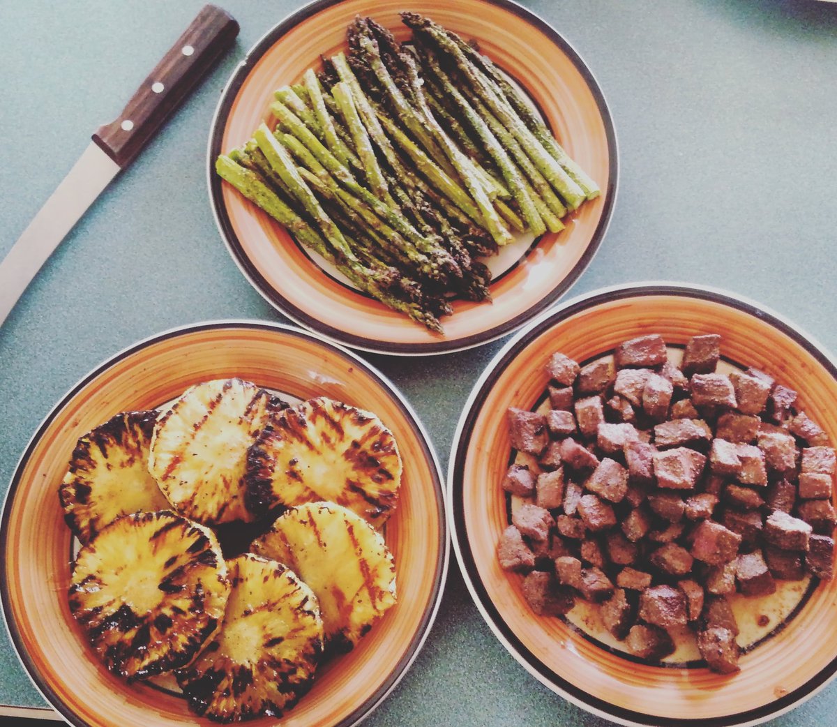 HuntFiber's tweet photo. Pan seared bite size moose, garlic roasted asparagus, grilled honey cinnamon pineapple. https://t.co/RxIn2axD2s
