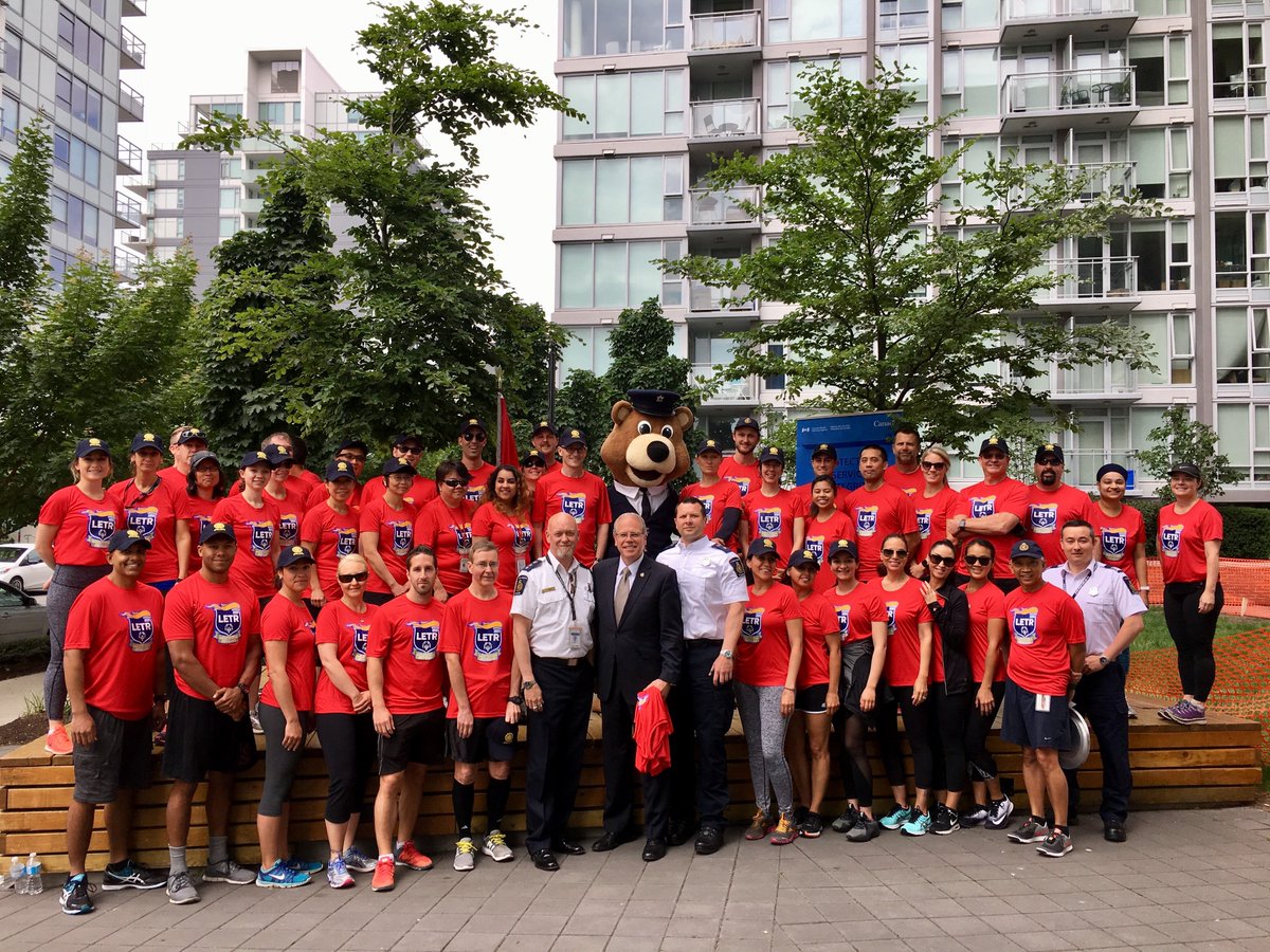 FrontiereCanPAC's tweet photo. L’équipe de #Vancouver de l’#ASFC est prête à courir pour la course au flambeau des agents de la paix! @BCLETR @sobcsociety #CFAP #ASFC #ASFCdonne #Olympiquesspéciaux https://t.co/53uytxpUUu