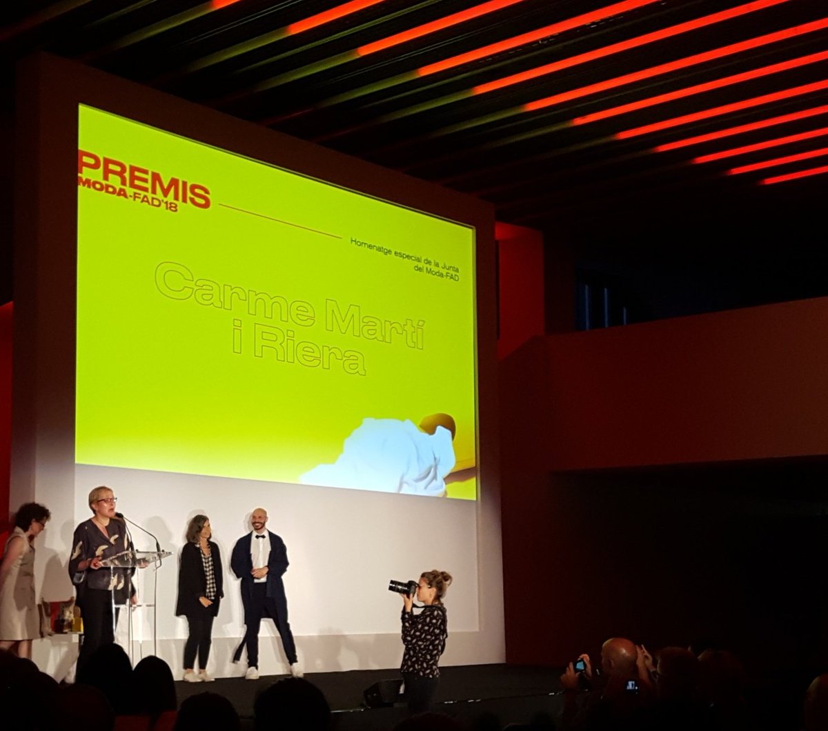syanguas's tweet photo. Avui als #premis #ModaFAD de @fadbarcelona fent homenatge a Carme Martí Riera posant en valor el valor de la tradició, l'empoderament de la dona i la marca #Barcelona #moda #fashion #bcn https://t.co/nO5xoHLxCf
