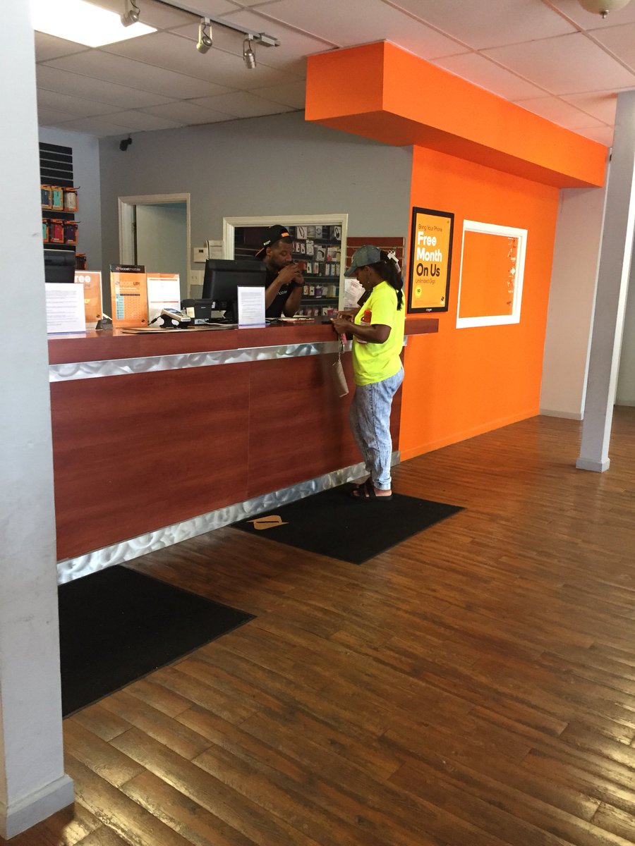 Frankling helping a customer and positioning the great add-a-line promo with the AMAZING pre-owned iPhone 6s price! #DCICares