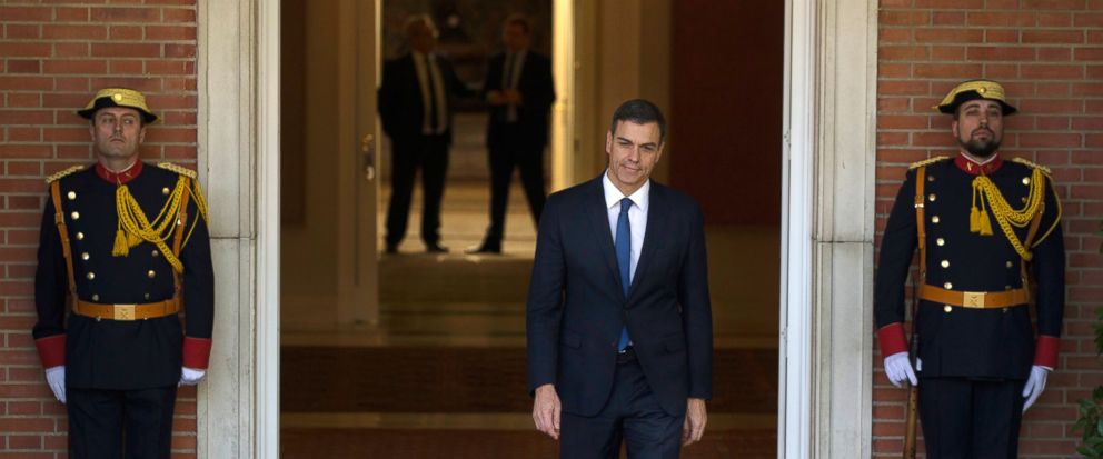 iKNOW_Politics's tweet photo. #Spain's new government announced a female-dominated Cabinet, including women appointed to key positions overseeing the national economy, finance and defense. The new government includes 11 #womenministers and 6 men! https://t.co/zUPXIv9vmd https://t.co/dBLhG1lREN