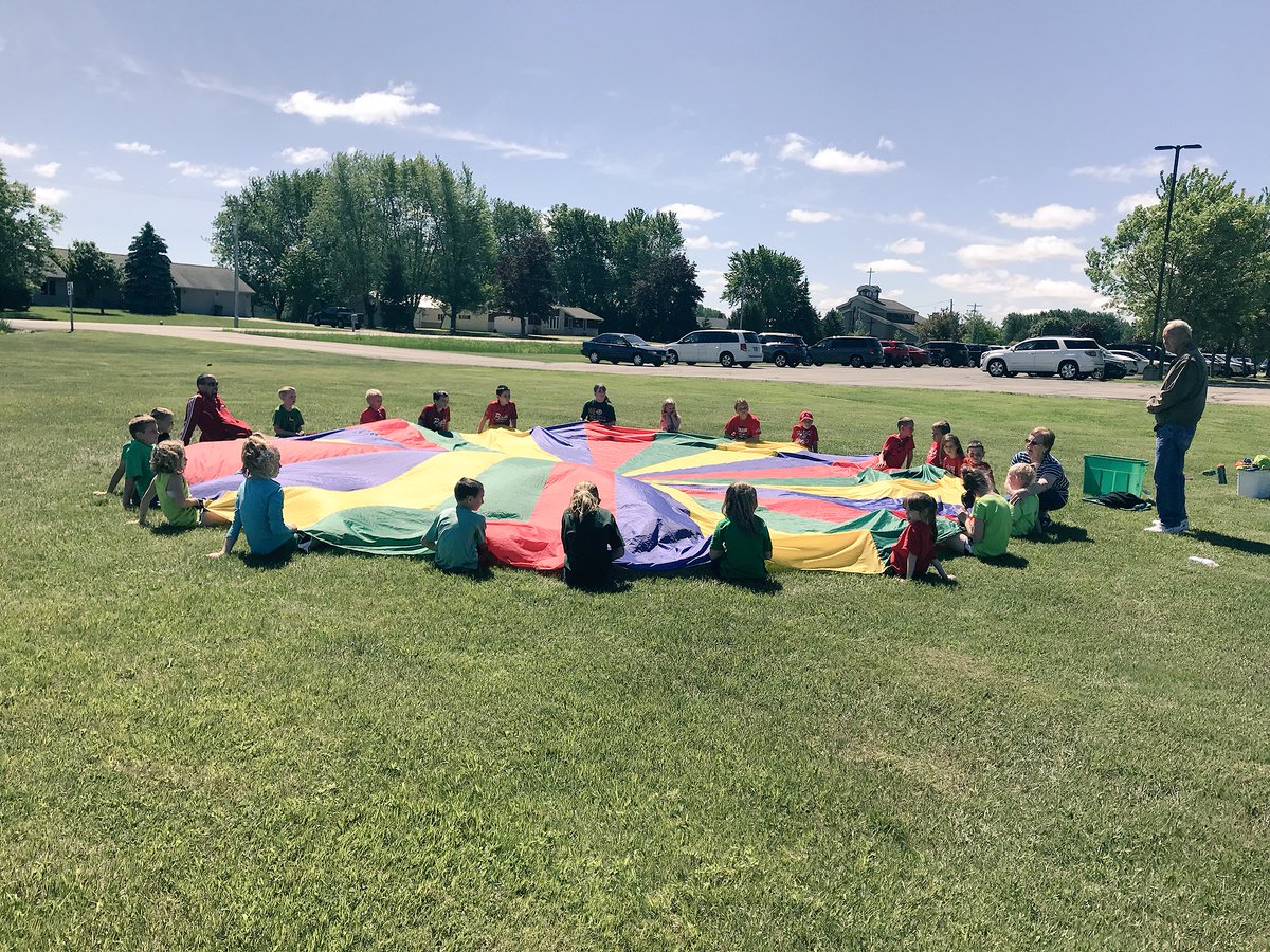 MrsDziekan1st's tweet photo. Go team Green! 💚 field day at @PCSD_LN  was a blast! Thanks @AndyWrightPE #RaiderStrong https://t.co/HaTXkl9lKR
