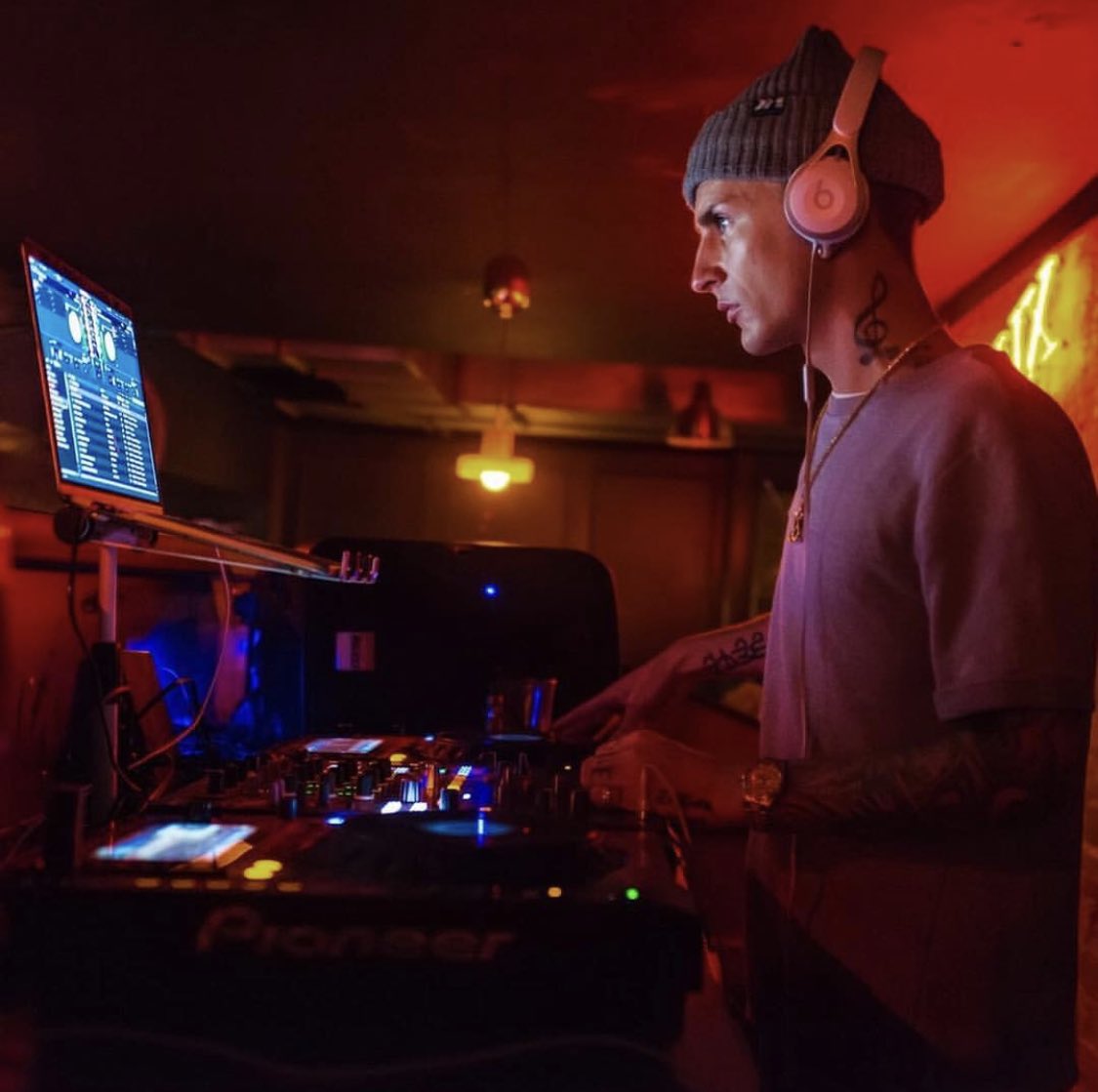 bijouxbar's tweet photo. @JoeSensation on the decks ready for another crazy night! #trebs #trebs #moretrebs #tunes #bijoux https://t.co/QpTmJhRj32