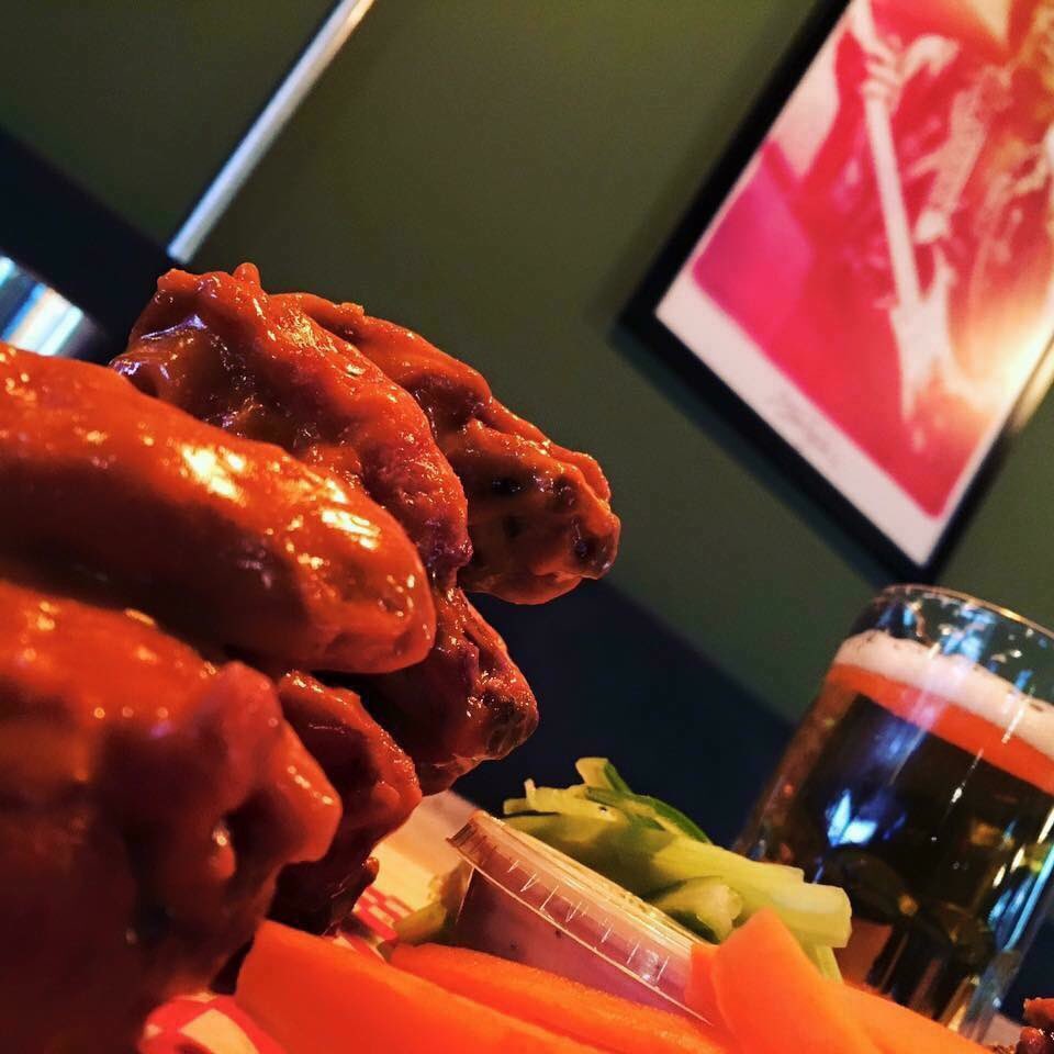 ¡Quítate el antojo! Los #Miércoles tenemos Alitas 2x1 todo el día (Aplica también para llevar). #ActitudWild✌🏽 <a href="/CdSatelite/">Ciudad Satélite</a>