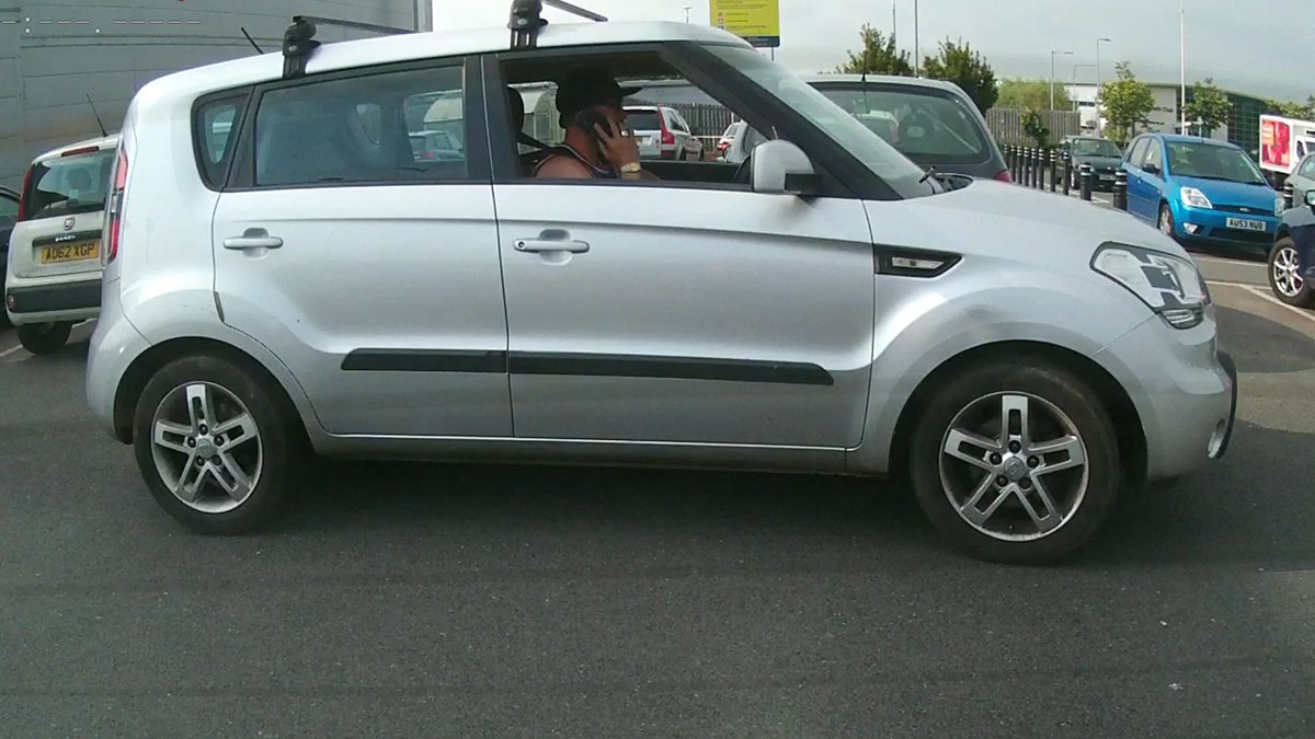 dashcamdan's tweet photo. Over the last few weeks or so...I have noticed a rise in people #driving and using a #cellphone / #mobilephone 

This still image was taken from my #dashcam #reardashcam

Need to bring back the #campaign - #OpRingtone - #fatal4 https://t.co/wKvV6bRXR3