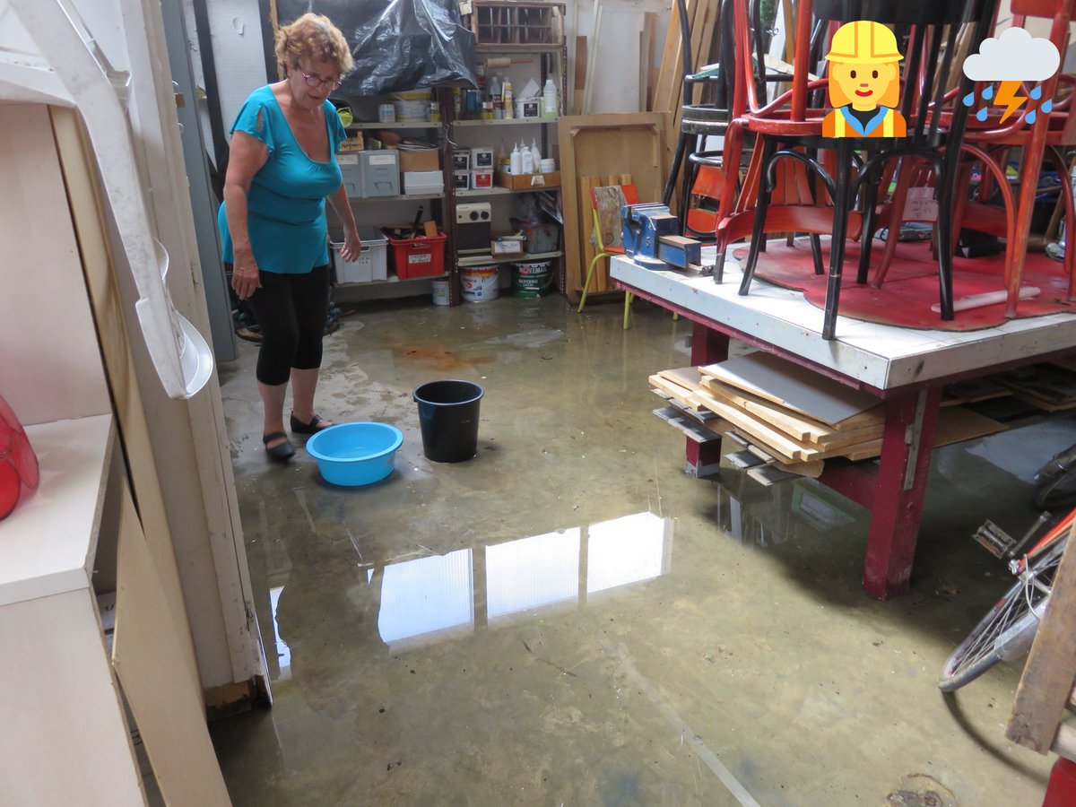 LatalanteFr's tweet photo. ⛈ L'ATALANTE sous les eaux 🌊
Les moyens habituels pour écoper les fuites de toitures sont largement dépassés ⚠️
Cette fois-ci, c'est toute la salle qui est touchée 🚨
Tout le monde sur le pont pour mettre, enfin, le navire au sec ! 🛶 #ChateauThierry #Théâtre #Inondations https://t.co/Ikq0RlELAN