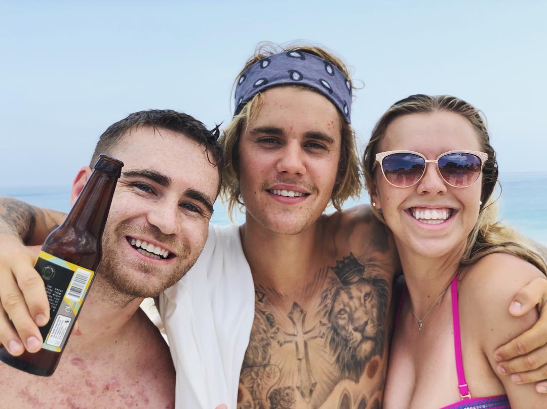 TeamJBieberMX's tweet photo. Justin con fans es lo mas bello que veran hoy. ¿ME EXPLICAN LO  GUAPO QUE ESTA?🔥❤ https://t.co/e2F5lNqzKk