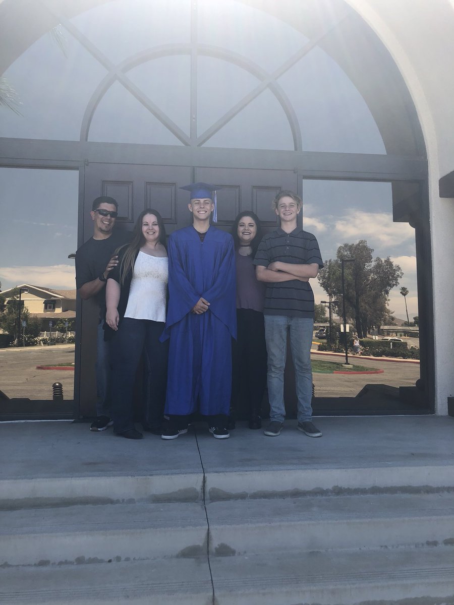 tekwood_'s tweet photo. Can’t believe I made it to this day.I had a big help from my girl @victoriabongio1. She helped me so much throughout high school and I’m so glad that I met her. Also thankful for my two friends that stuck with me. Love you all ❤️💕 https://t.co/unSDTqZnMm