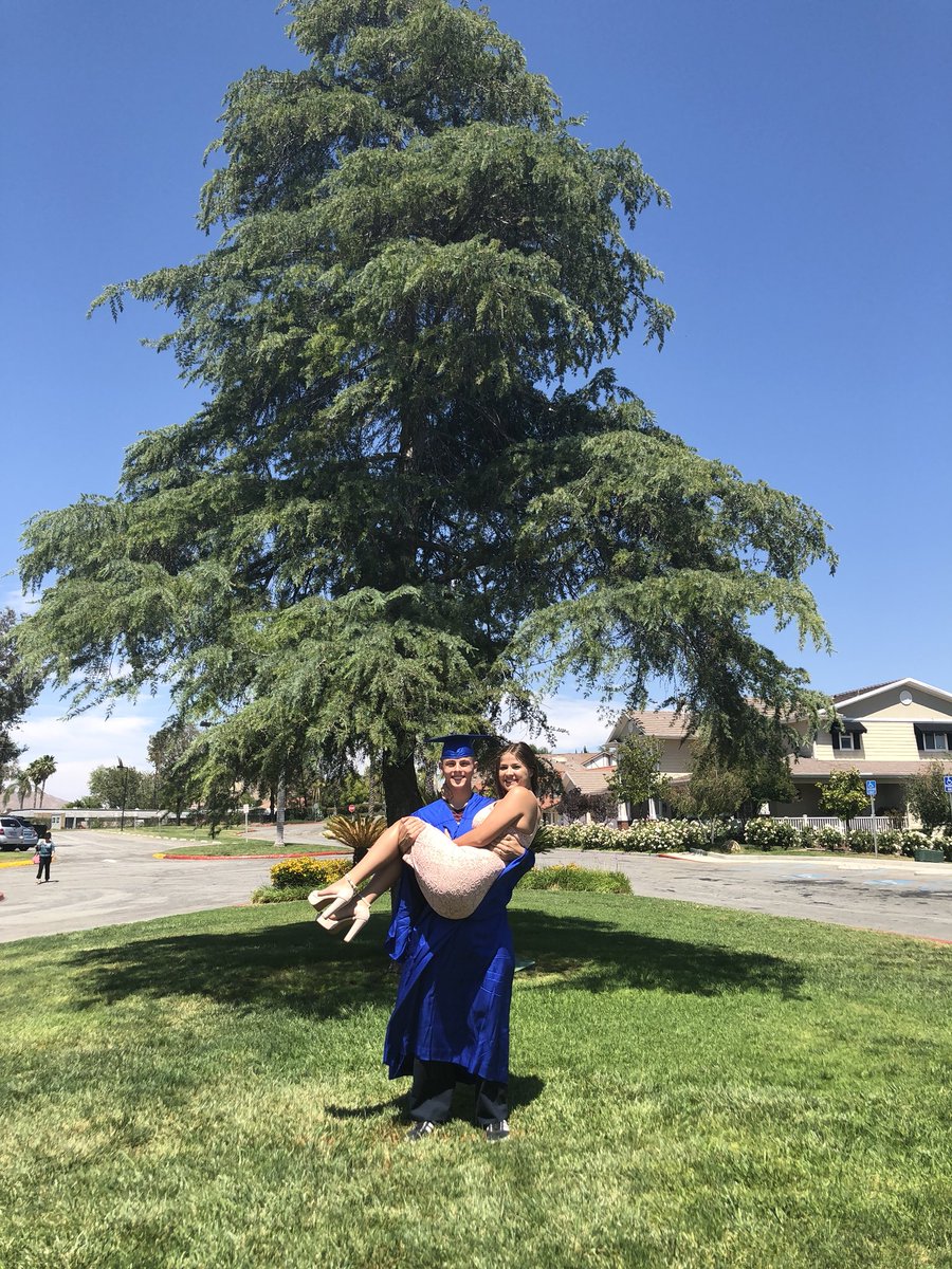 tekwood_'s tweet photo. Can’t believe I made it to this day.I had a big help from my girl @victoriabongio1. She helped me so much throughout high school and I’m so glad that I met her. Also thankful for my two friends that stuck with me. Love you all ❤️💕 https://t.co/unSDTqZnMm