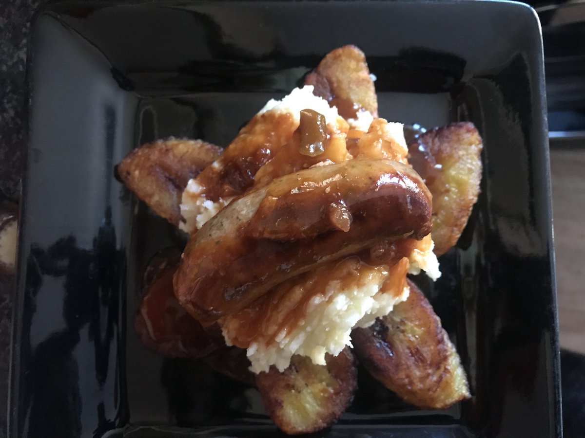 Dionne061386's tweet photo. England meets Jamaica -sausage and mash ins bed of fried plantain. #AuthenticCreation #FoodCreation https://t.co/hXptbdXUlG