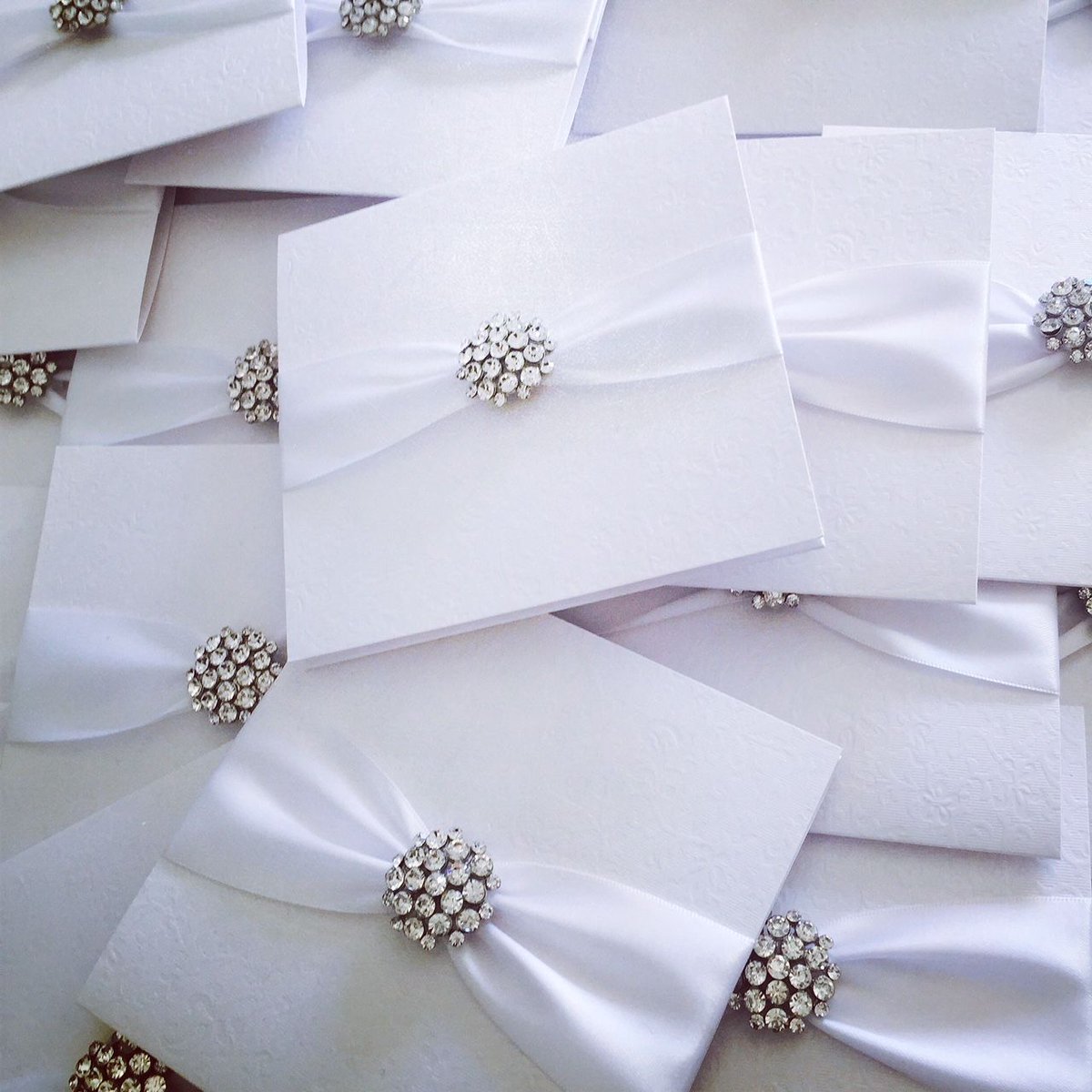 amordesigns's tweet photo. #Weddinghour The perfect #weddinginvitations for your very own #royalwedding #weddinghour #Meghanstyle White luxury #boxedinvitations with crystal diamanté brooch #champagnecrystal Collection For more details see our website https://t.co/xvwfzsv1HN https://t.co/HnEuqTOOSt