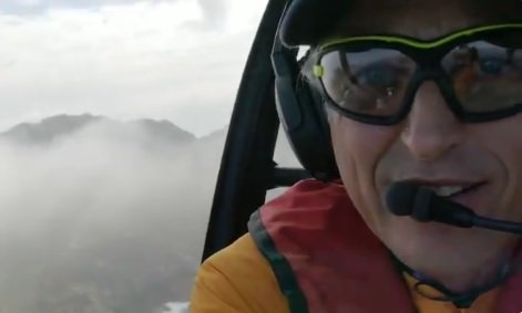 Vigo__e's tweet photo. 🚁 @JesusCalleja, encandilado con las #MaravillasCíes: “Son las islas Cíes, ¡qué barbaridad!” https://t.co/H4pF98ojAv https://t.co/EWuyqsVUJp