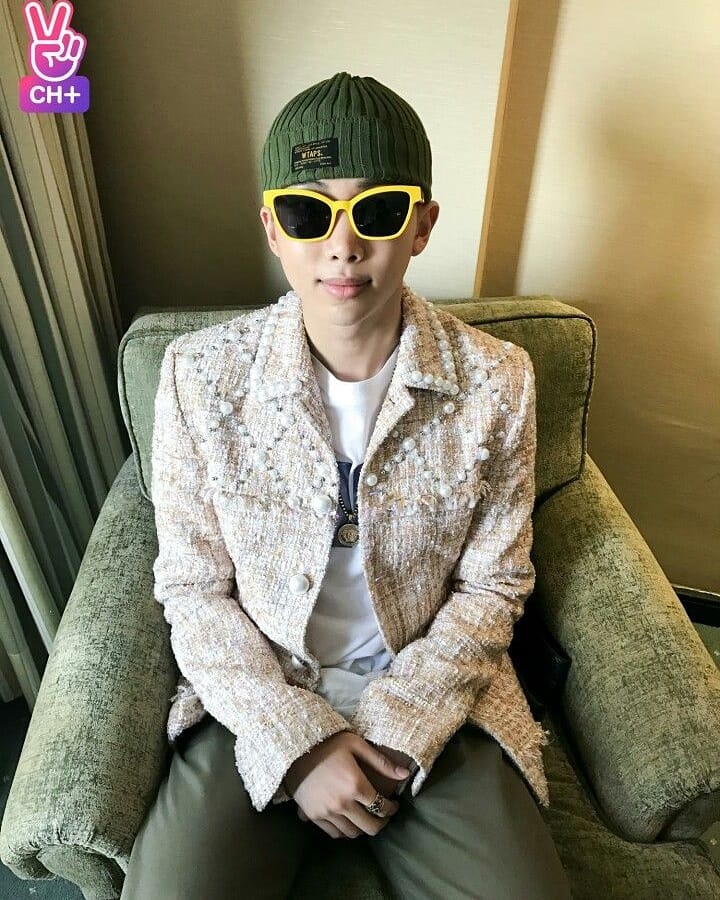 BTS_Update_Pune's tweet photo. Why u guys too?? Why?? 😅
@bts_bighit @BigHitEnt #loveyourself轉tear
💜 U Tae
#BTS #TAEHYUNG #vkook #kookv #taekook #namjoon #RM #radiodisneyvivo #btsfesta2018 #FakeLove8thWin #Airplanept2 #singularitymvoutnow #btstaetae #btsrapmonster #BTSMagicShop https://t.co/lt8U7FK5iy