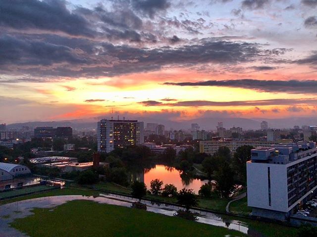 michalkotoc's tweet photo. #poburke #nofilter #bratislava #slovak #slovakia #slovensko #zapadslnka #sunset #sky #obloha #beautiful #krasa #jazero #voda #burka #storm #lake #water #insta_svk #instaslovak #shotoniphone #shotoniphonex #colours #farby #sun #slnko #mraky #oblaky #cloud… https://t.co/Mkbp8H7Na8 https://t.co/jnQHekQ0DI
