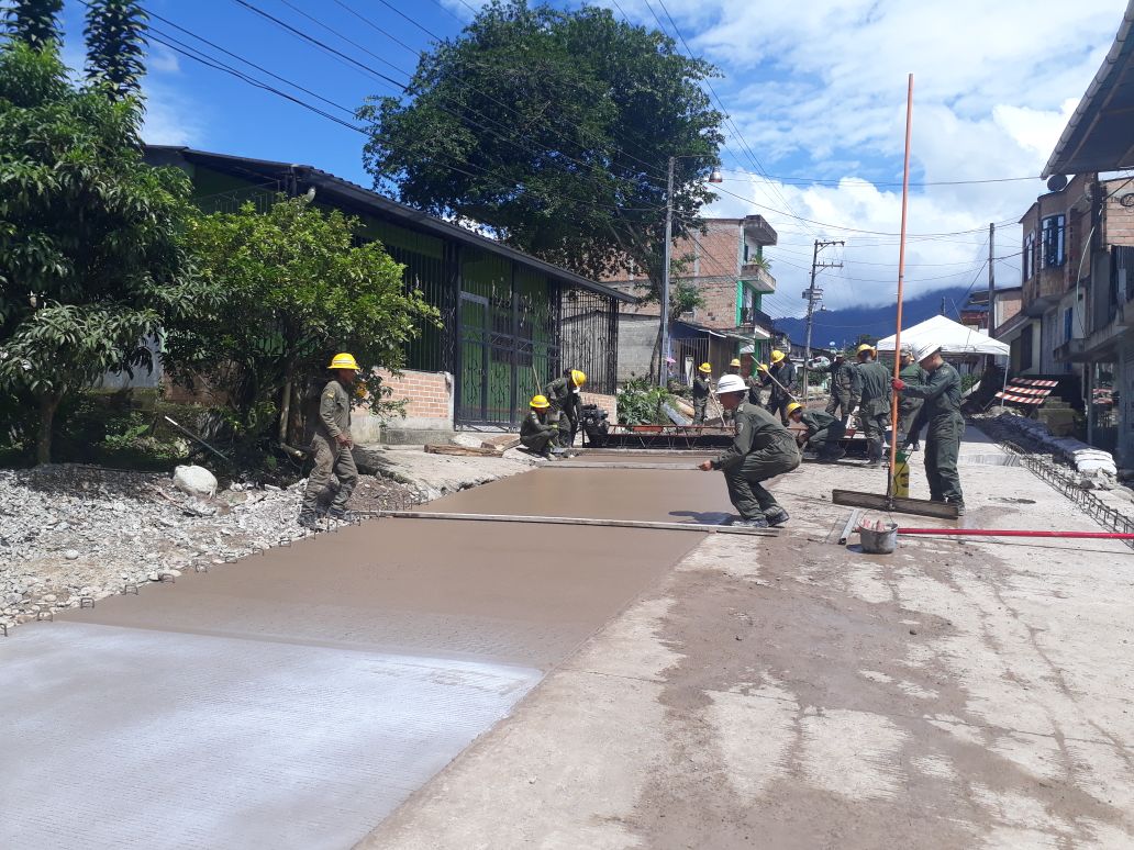 Ingenieros_EJC's tweet photo. Desde municipio de #Mocoa en #Putumayo, #IngenierosMilitares de la #BRCON #COING @COL_EJERCITO continúan en la construcción y pavimentación de las vías internas del municipio. https://t.co/CQ13VDV6Em