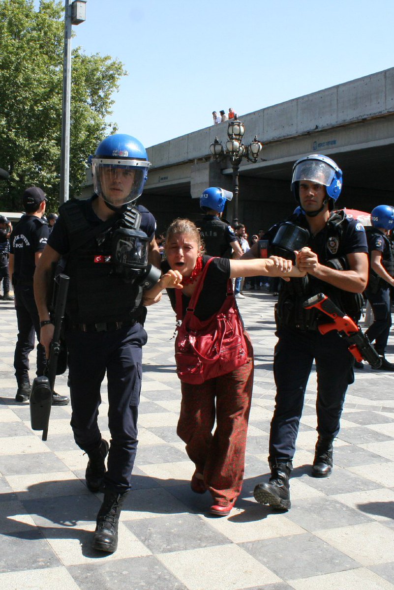 seyrisokak's tweet photo. #DemirtaşaSoruyorum 
Video aktivistler olarak sokakta en çok tanık olduğumuz şey hak arama eylemlerine yönelik polis şiddeti. Kadın, genç, yaşlı, çocuk demeden polis şiddeti her yerde. Polis şiddetini önlemeye yönelik ne gibi tedbirler düşünüyorsunuz? 
@HDPgenelmerkezi https://t.co/B2kHKLA9jA