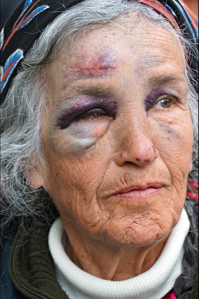 seyrisokak's tweet photo. #DemirtaşaSoruyorum 
Video aktivistler olarak sokakta en çok tanık olduğumuz şey hak arama eylemlerine yönelik polis şiddeti. Kadın, genç, yaşlı, çocuk demeden polis şiddeti her yerde. Polis şiddetini önlemeye yönelik ne gibi tedbirler düşünüyorsunuz? 
@HDPgenelmerkezi https://t.co/B2kHKLA9jA
