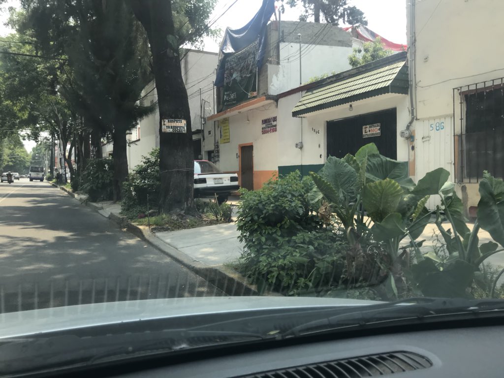 csardlapc's tweet photo. Taxi estacionado sobre la banqueta de Av. Miguel Ángel de Quevedo 578, Barrio Sta. Catarina, @Del_Coyoacan pedí apoyo al Policia de tránsito 2º Navarro Canseco placa 817055, se niega a darlo argumentando que por reglamento el no puede proceder.
@UCS_CDMX @av_maquevedo @retioDF https://t.co/itel20zGtv
