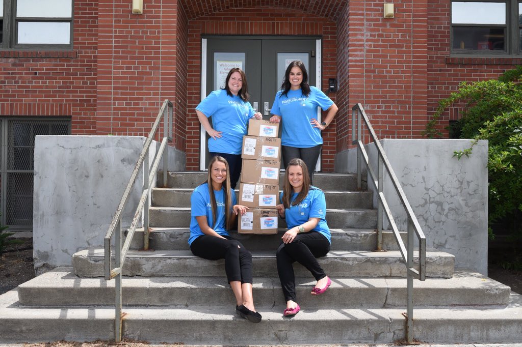 mykcrawford's tweet photo. The @watrust #CrewInBlue delivered 500 books 📚 to Adams Elementary today as part of the Magic of Storytelling project. #WATrustology #spokane #ad #magicofstorytelling https://t.co/EVlcT129Yc
