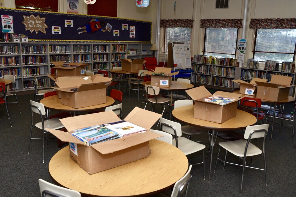 mykcrawford's tweet photo. The @watrust #CrewInBlue delivered 500 books 📚 to Adams Elementary today as part of the Magic of Storytelling project. #WATrustology #spokane #ad #magicofstorytelling https://t.co/EVlcT129Yc