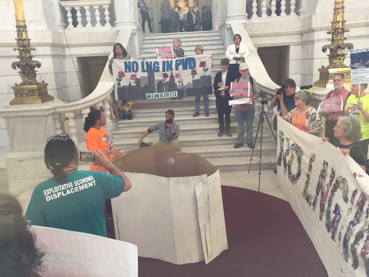 TweetRIIPL's tweet image. #NoLNGinPVD Rally at the Statehouse ⁦@GinaRaimondo⁩
