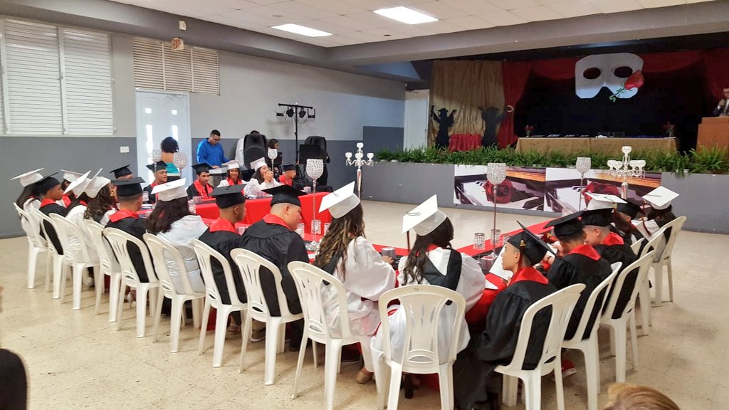 YashiraMLebron's tweet photo. Clase Graduanda de la Esc. Cacique Majagua de Bayamón #Felicidades #BayamonDist8 #Graduaciones2018 https://t.co/apJP6Q8zQh