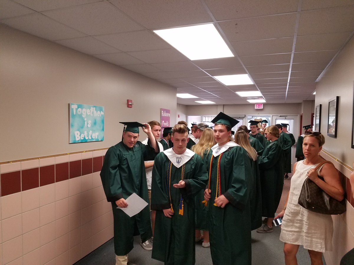 SMinton_AP's tweet photo. .@CPHS_TWolves Grad walk at Cypress Creek Elementary 💚🎓#CPPACKStrong https://t.co/9ThYyISUb8