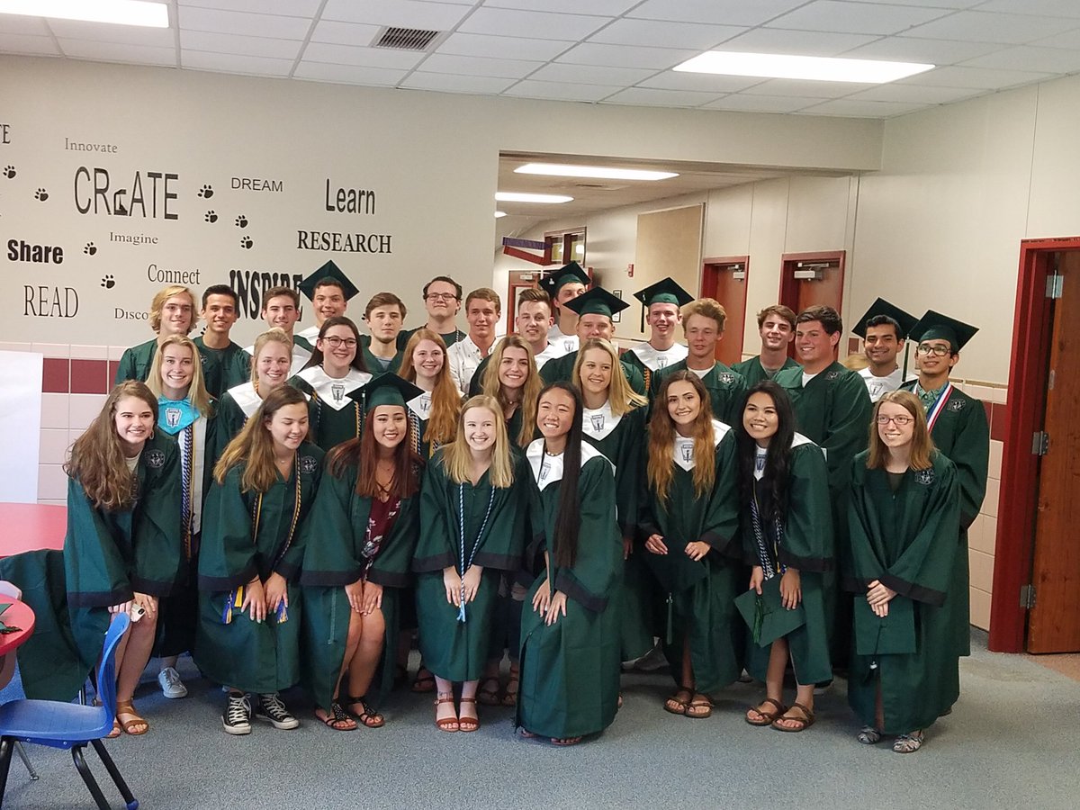 SMinton_AP's tweet photo. .@CPHS_TWolves Grad walk at Cypress Creek Elementary 💚🎓#CPPACKStrong https://t.co/9ThYyISUb8