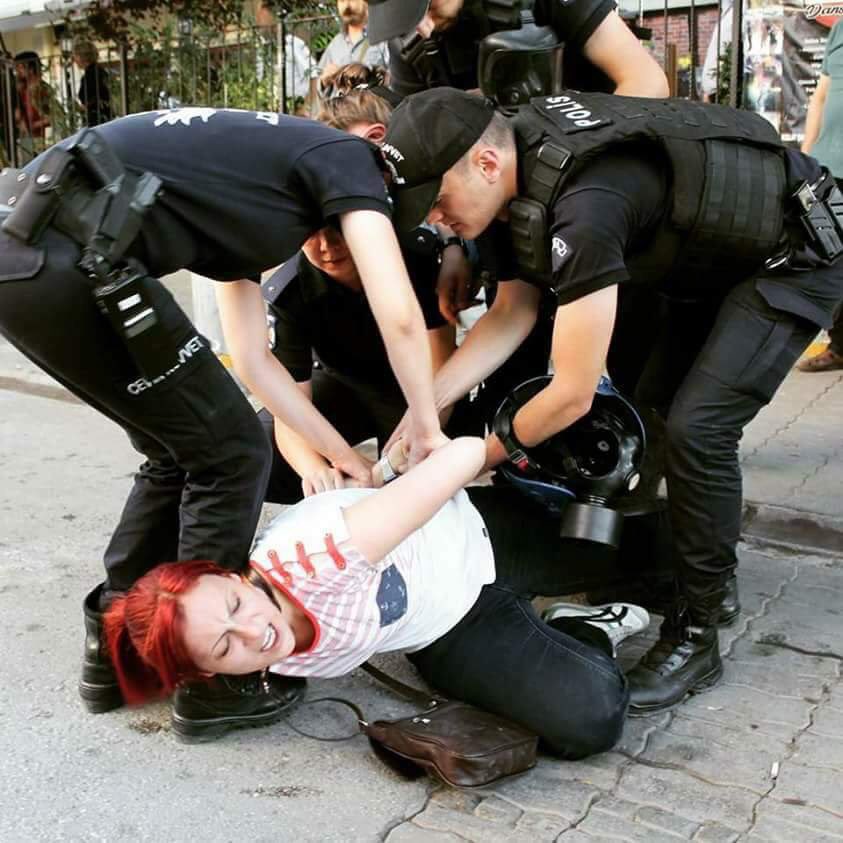 BaharKimyongur's tweet photo. Turquie:Loin des débats électoraux et des calculs de fauteuils,depuis près de 600 jours,une poignée d’enseignants résiste contre les purges du régime Erdoğan et se fait arrêter à raison de deux fois par jour sous la torture.
Honneur à ces héros oubliés.
#YükseldeİşkenceyiDurdurun https://t.co/NJwJHofhPA