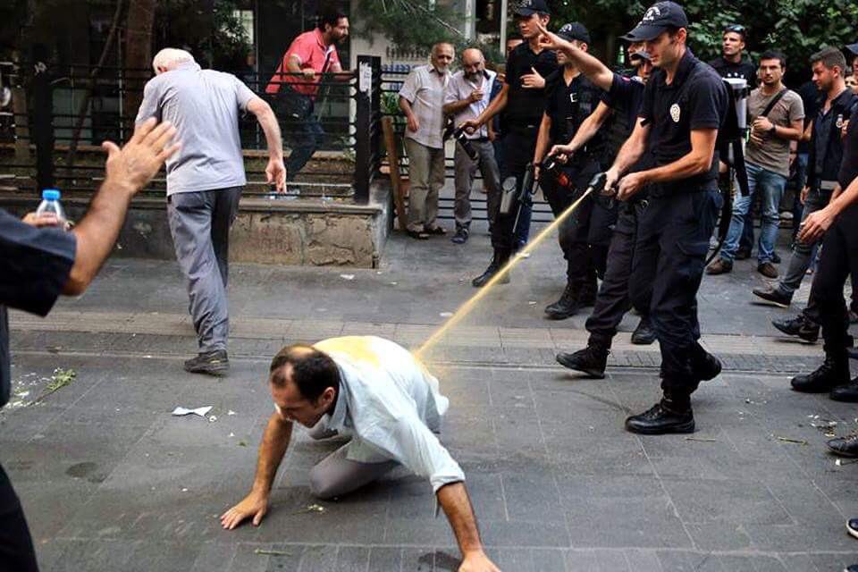 BaharKimyongur's tweet photo. Turquie:Loin des débats électoraux et des calculs de fauteuils,depuis près de 600 jours,une poignée d’enseignants résiste contre les purges du régime Erdoğan et se fait arrêter à raison de deux fois par jour sous la torture.
Honneur à ces héros oubliés.
#YükseldeİşkenceyiDurdurun https://t.co/NJwJHofhPA