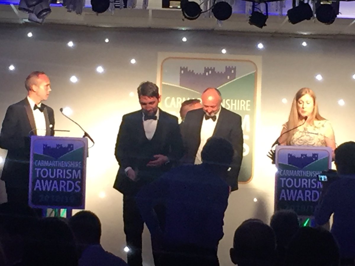 MorganOffice's tweet photo. Great to be on a wining table - Winner - Xcel Bowl community tourism award 2018 winners @XcelBowl @Michaeluk @sharonlfriend https://t.co/7UIOA0kh3V