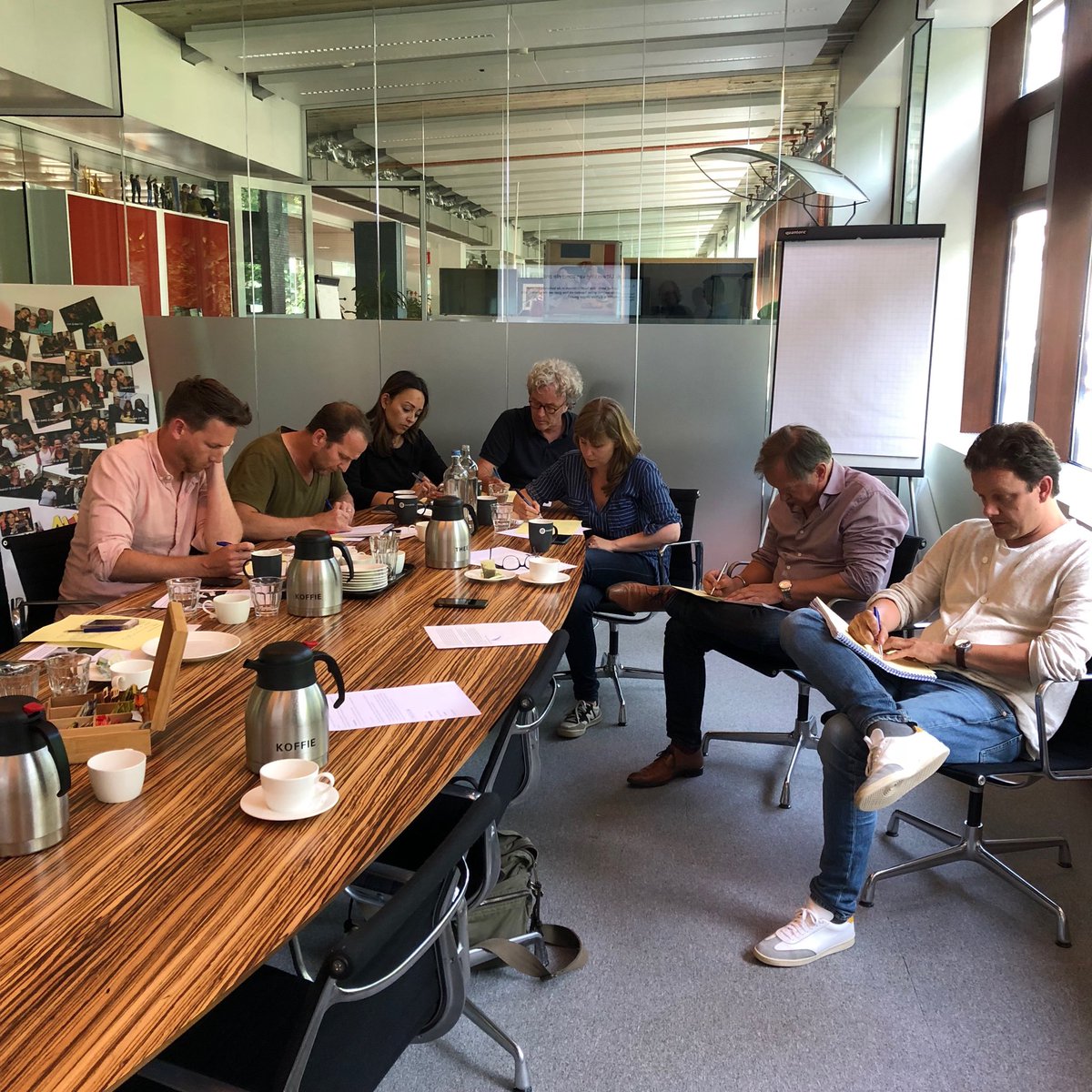 guydelforge's tweet photo. Samen met @Wout_r de eerste reeks trainingen De Derde Pijler bij @EenVandaag achter de rug. Was bijzonder fijn. Wat een professionals! (kijk vooral hoe ze donderdag 7 juni weer zullen scoren) @AVROTROS https://t.co/uYCIfqLq7u