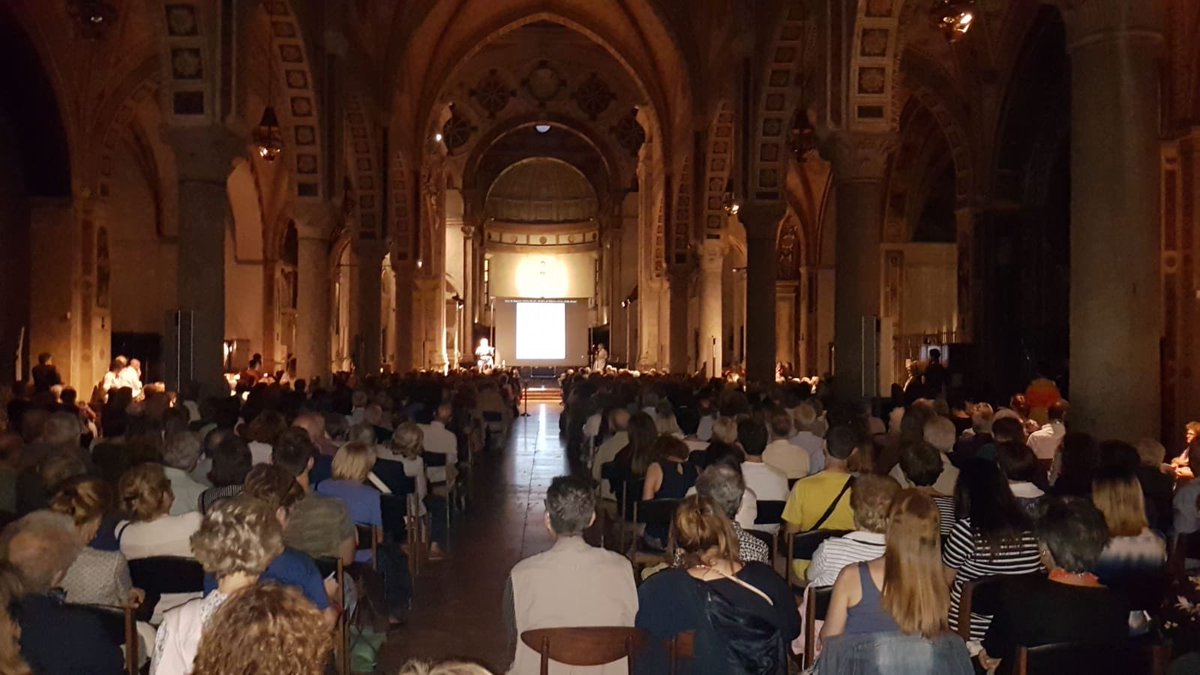 Rossano's tweet photo. Milan l’è sempre Milan le #LezionidiStoria degli @editorilaterza debuttano oggi con Andrea Carandini che racconta Agrippina a oltre 800 persone in Santa Maria delle Grazie... grazie #milano https://t.co/eq8ayKkDls